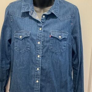 Ladies Levi’s western pearl snap shirt